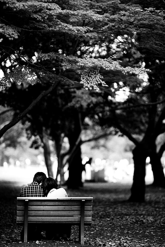 東京 ベンチのカップル 旅と写真とエッセイ By オザワテツ