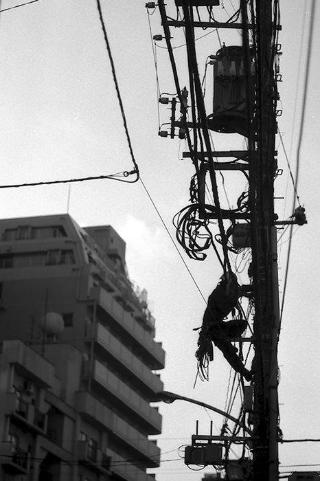 電柱の上の男