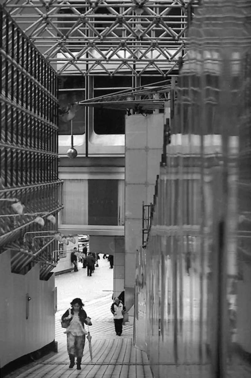 壁に挟まれた細い道