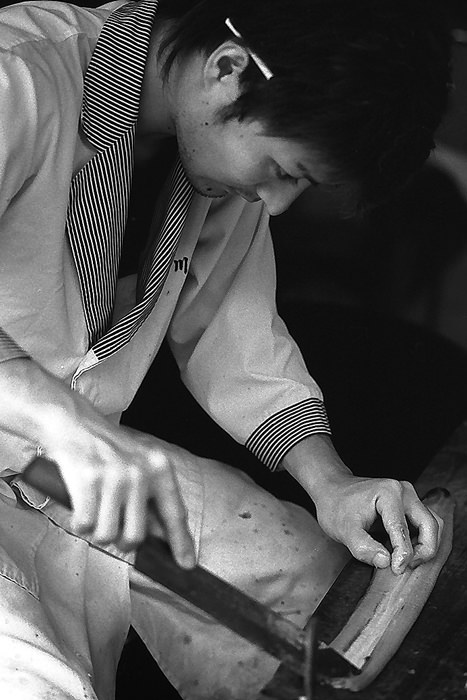 鰻を捌く男