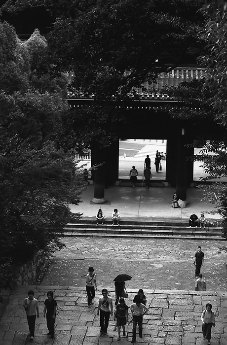 Gate and people in Chion-In