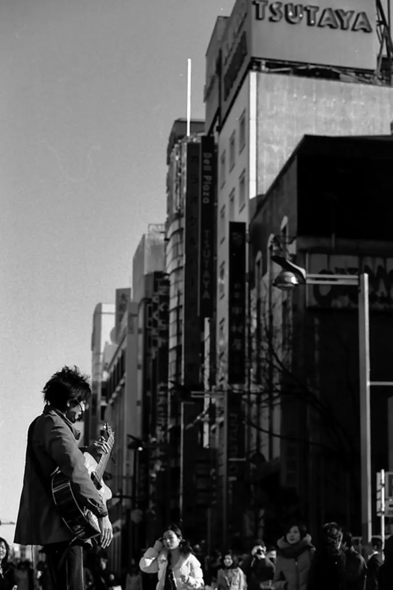 新宿のストリートミュージシャン