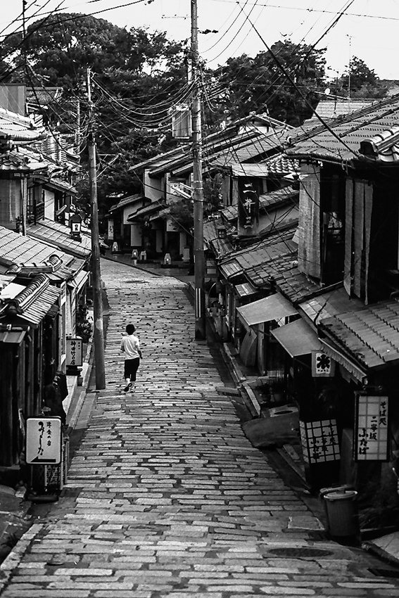 京都 石畳の道を往く女性 写真とエッセイ By オザワテツ