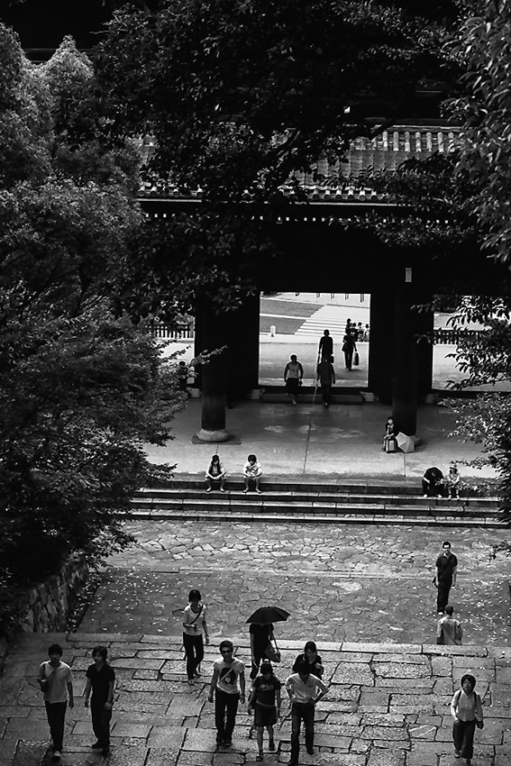 Gate and people in Chion-In
