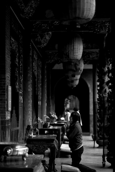woman praying in Baoan