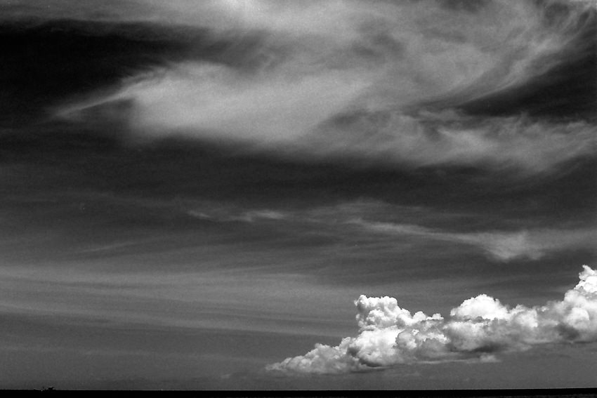 沖縄 濃い雲と薄い雲 散歩と写真とエッセイ By オザワテツ 沖縄 濃い雲と薄い雲 散歩と写真とエッセイ By オザワテツ