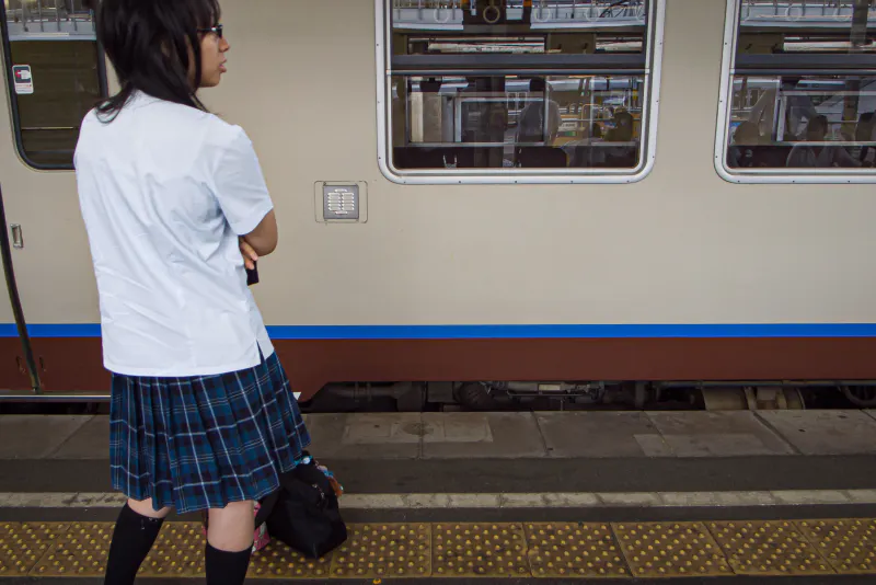 プラットホームにたつ女子高生
