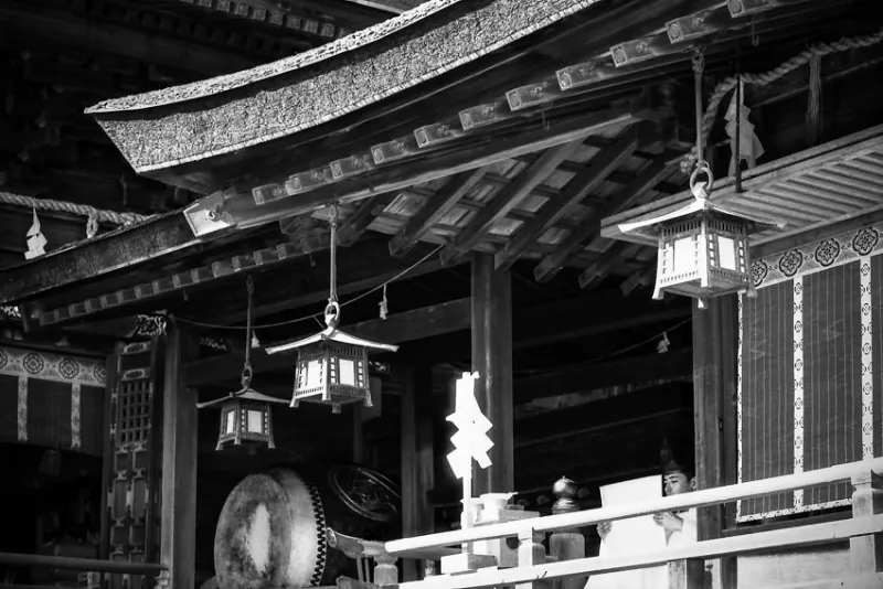 Shinto priest messaging