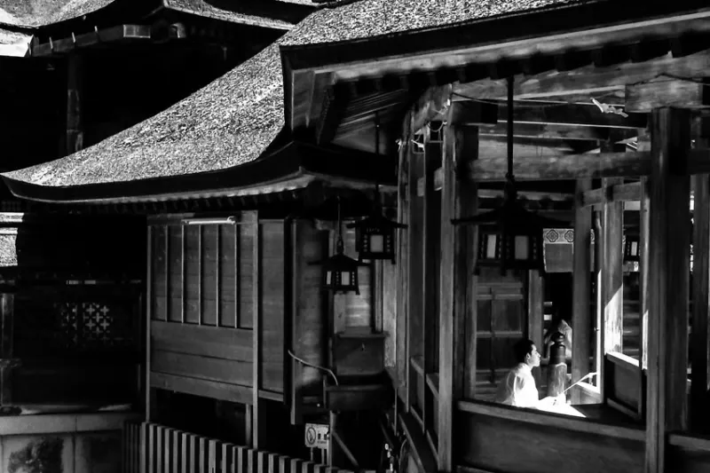 日溜まりの中に腰を下ろしていた若い神職