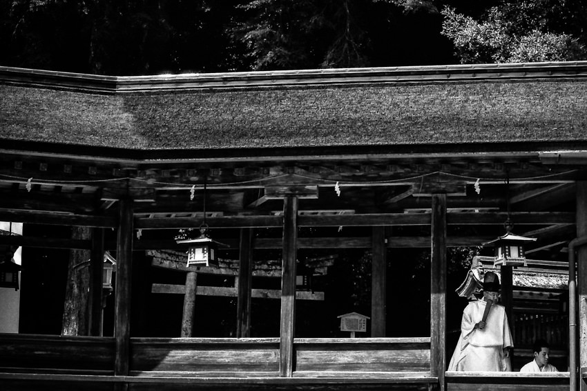 年配の神職と若い神職