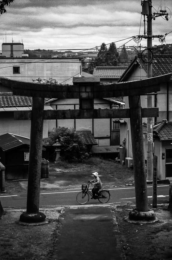 Bicycle passing by the torii of Tsuruyama Hachiman-Gu
