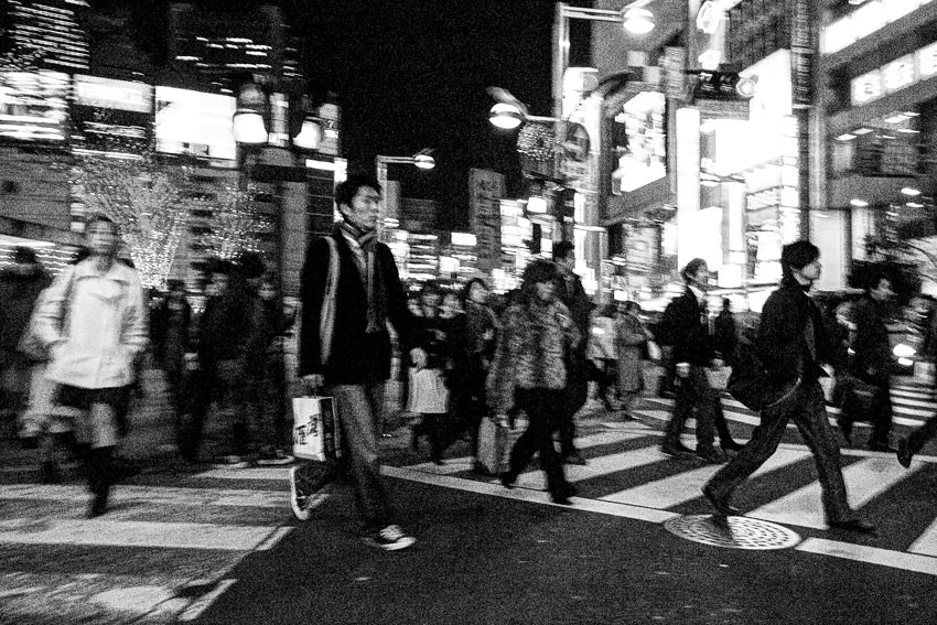 新宿の道を渡る歩行者たち