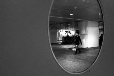 忠孝復興駅の通路にあった丸い鏡