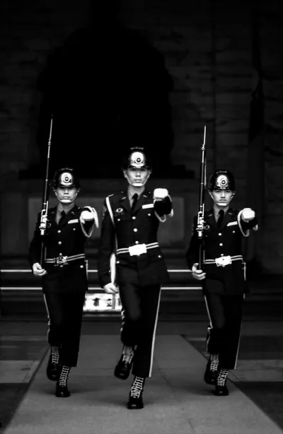 腕を挙げる中正紀念堂の衛兵