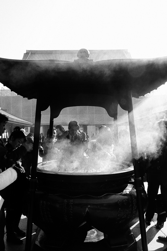 東京 浅草寺の香炉から上がる煙 写真とエッセイ By オザワテツ