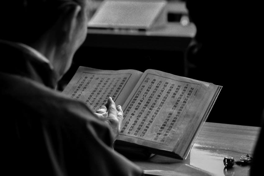 経典を読む女