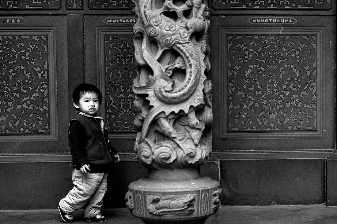 清水厳祖師廟で柱の横に立つ男の子