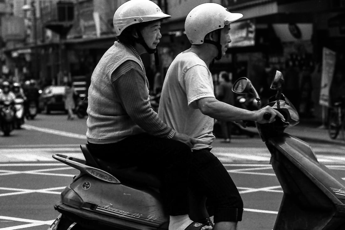 台湾 バイクに二人乗りする老夫婦 旅と写真とエッセイ By オザワテツ