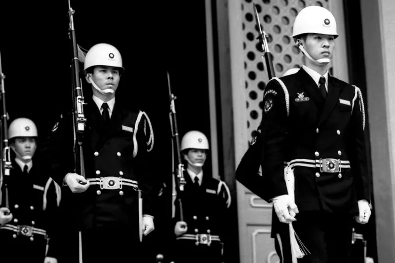 引き締まった顔の忠烈祠の衛兵