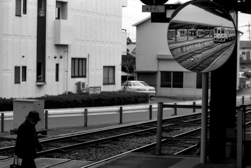 丸いミラーの中の電車