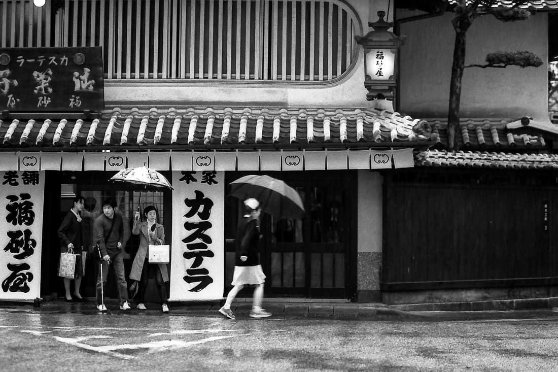 福砂屋の前の人々