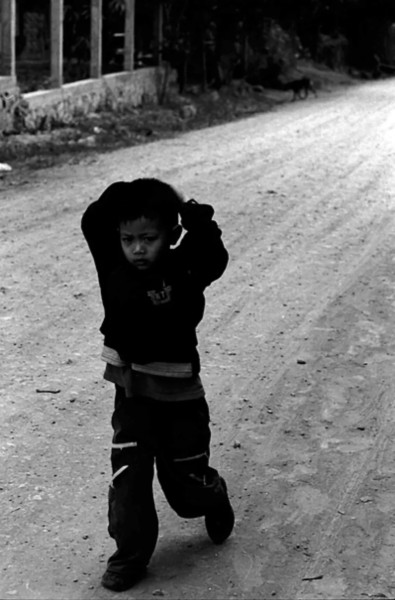 難しい顔をした男の子