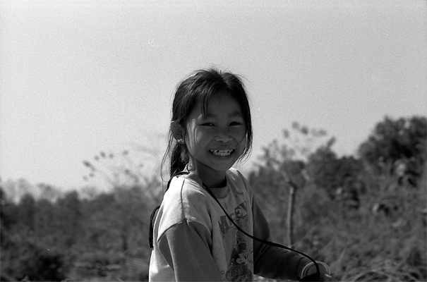 ラオス 自転車に乗った女の子のはにかんだ笑顔 写真とエッセイ By オザワテツ