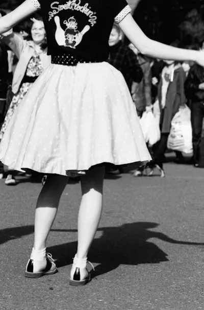 代々木公園の入り口にある広場で踊る女の子