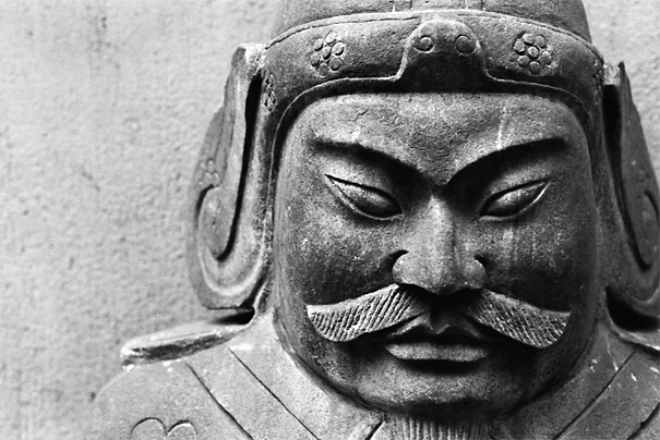 険しい顔付きをした武将の像