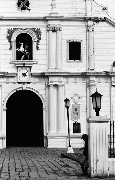 フィリピン 教会の前の人影 旅と写真とエッセイ By オザワテツ