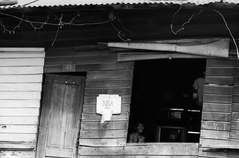 木造の家の中で笑う男の子