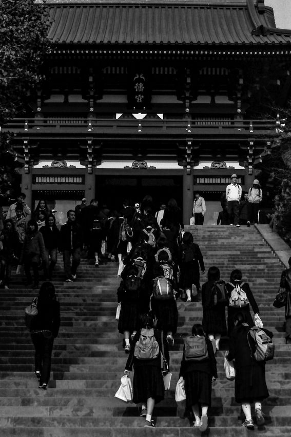 神奈川 鶴岡八幡宮への階段を登る女子高生たち 写真とエッセイ By オザワテツ