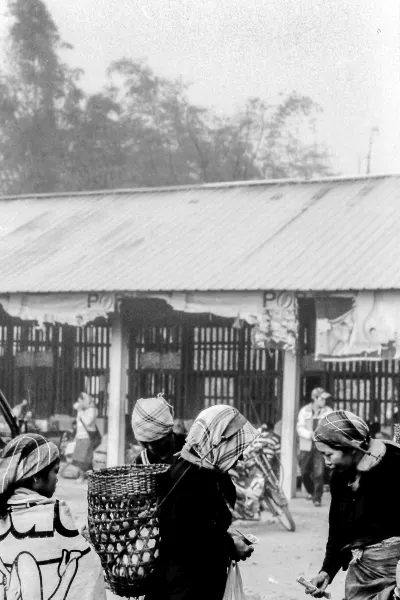 ムアンシンの市場にいたアカ族の女性
