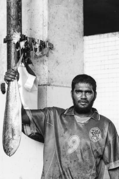 大きな魚を持ち上げる男