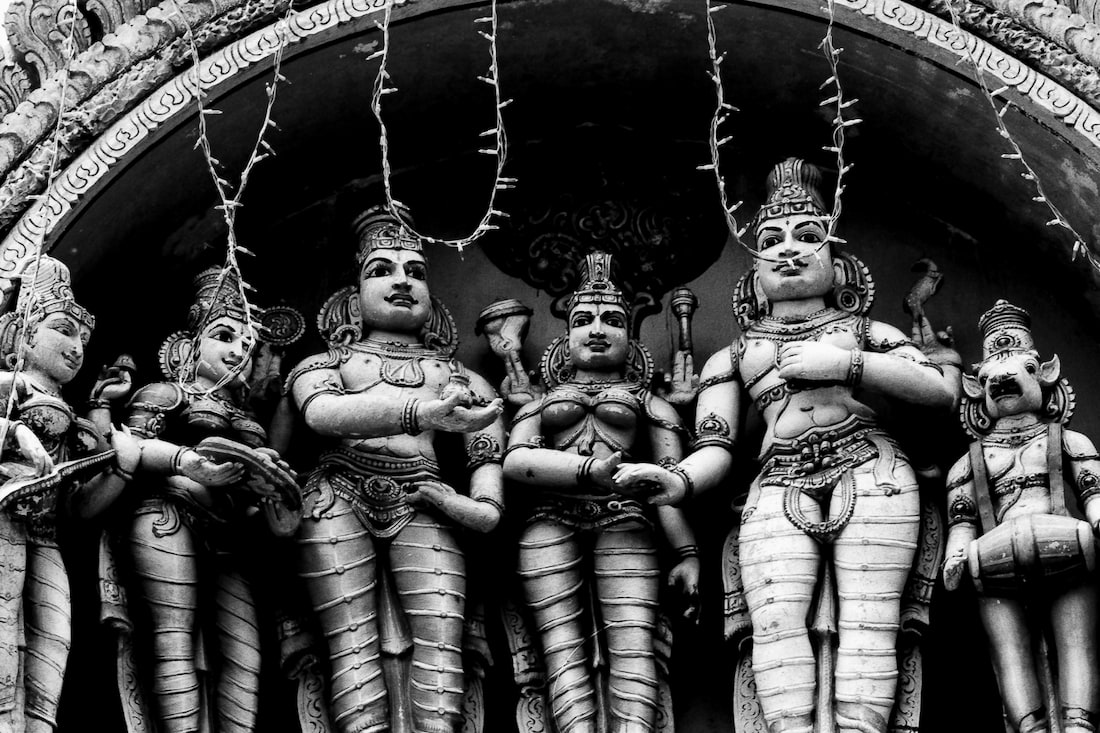 ヒンドゥー教寺院の屋根には楽器を持った神様もいて楽しそうな雰囲気に