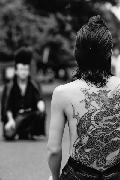 男の背中に描かれた龍