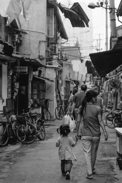 手をつないで路地を歩いていた若いお母さんと娘