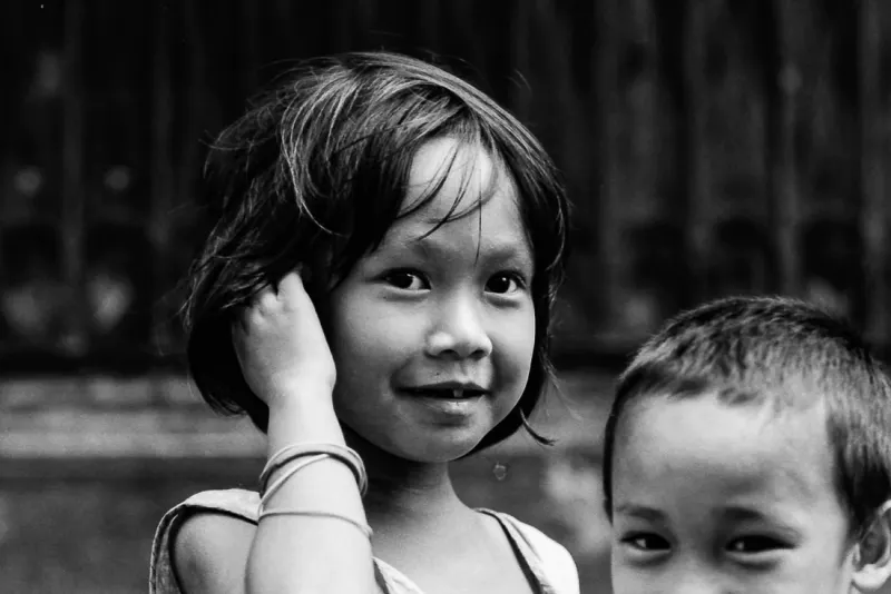 イントラムロスの道で遊んでいた女の子