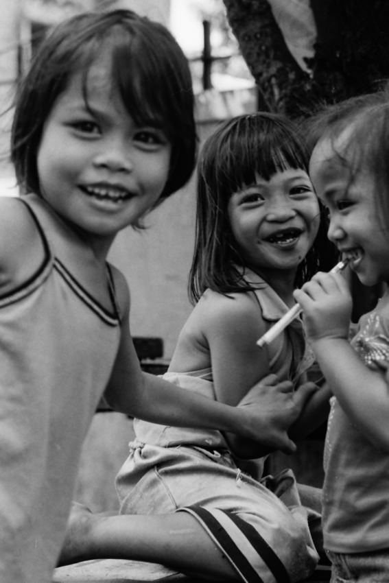 フィリピン 騒ぎ出した三人の女の子 写真とエッセイ By オザワテツ