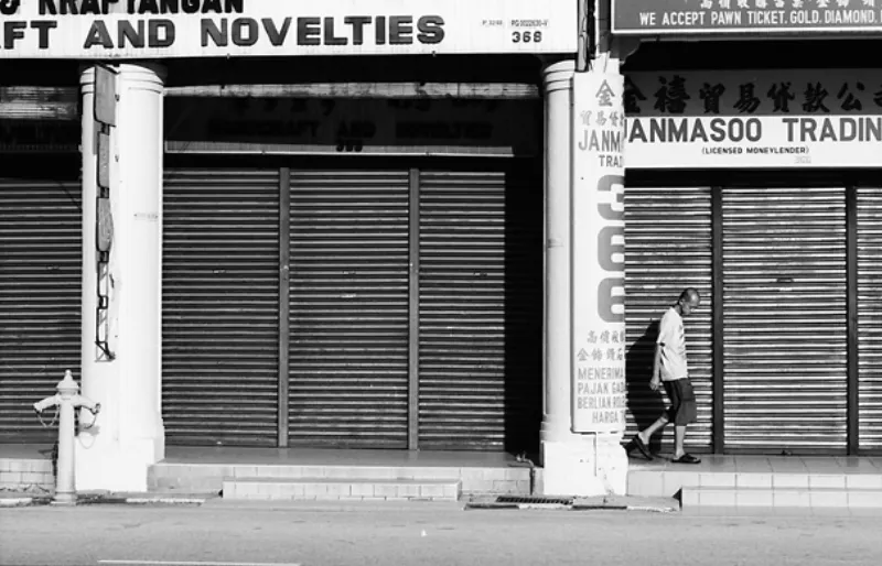 日溜まりの中を歩く男