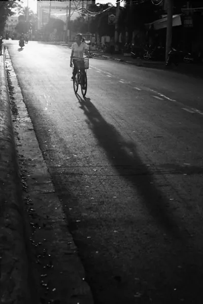 夕暮れ時の町を走る自転車