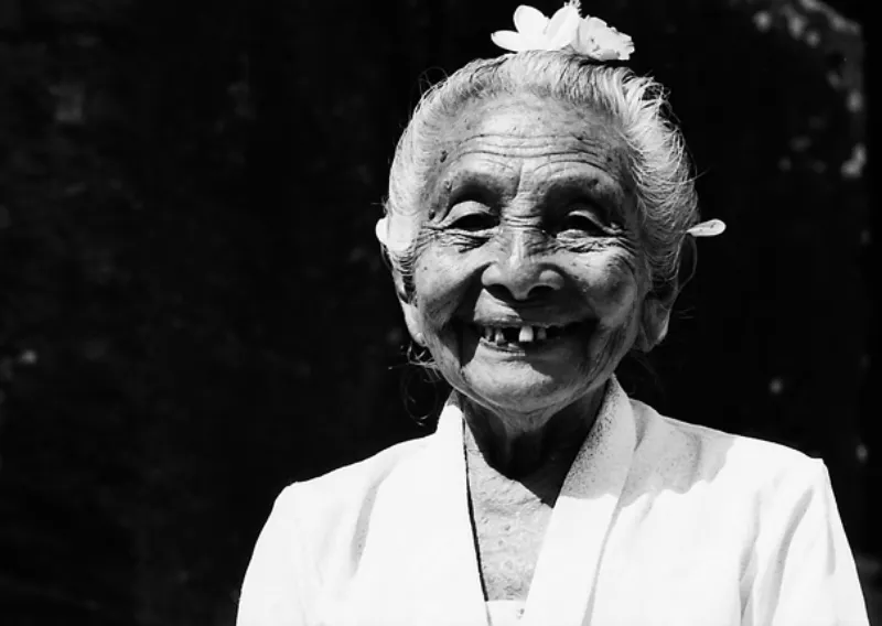 花飾りを付けた老婆