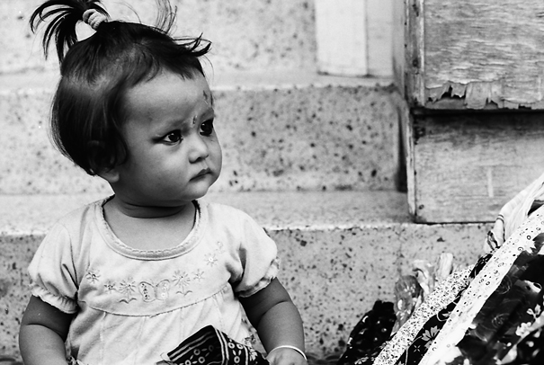 ネパール 髪を結わいだ少女 写真とエッセイ By オザワテツ