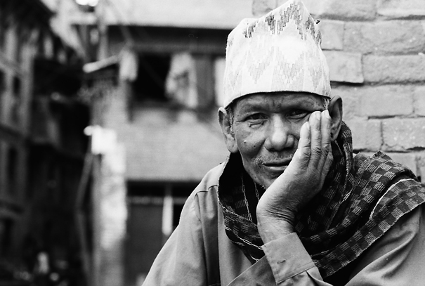ネパール 道端で頬杖をつく男 写真とエッセイ By オザワテツ