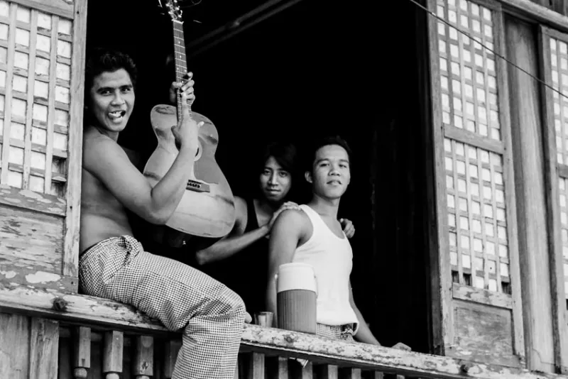 窓辺に立つ三人の若者