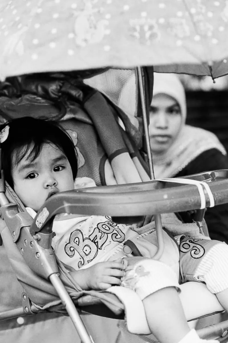 不思議そうにカメラを見る赤ん坊