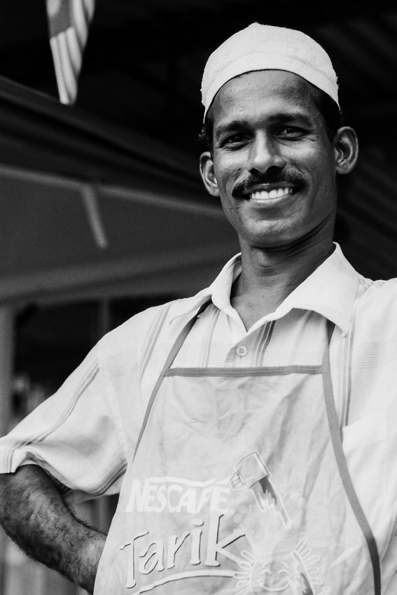 マレーシア 屋台で胸を張る男 写真とエッセイ By オザワテツ