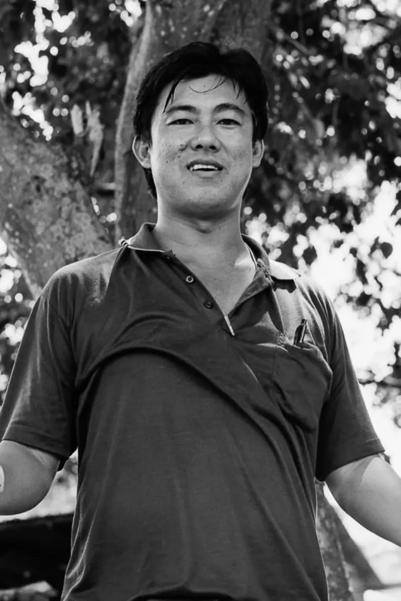 大袈裟な身振りで話す男