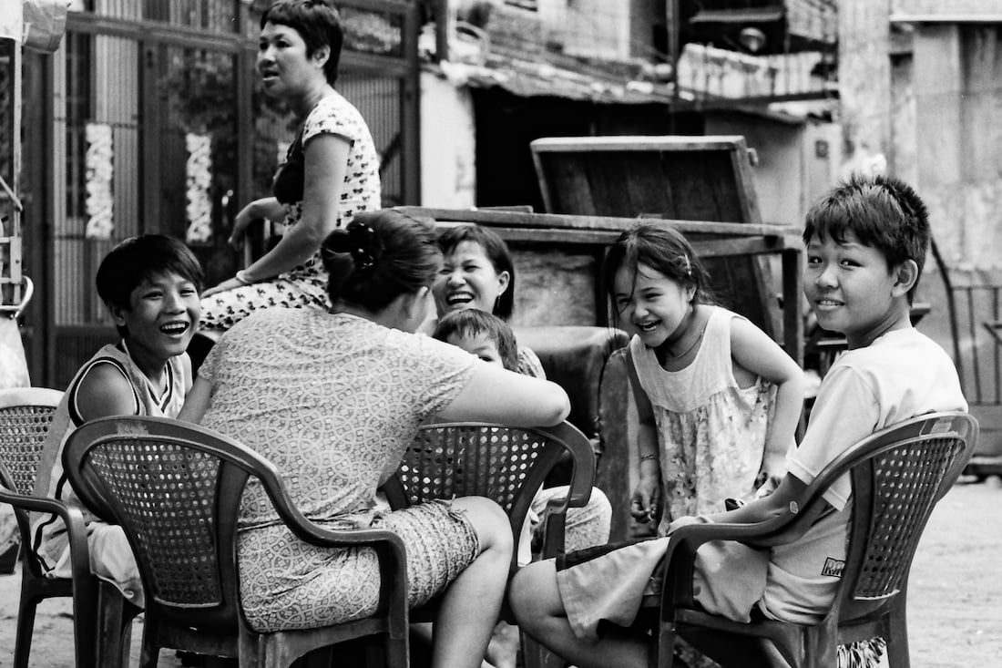 ベトナム ホーチミンの道端で団欒していた家族 旅と写真とエッセイ By オザワテツ