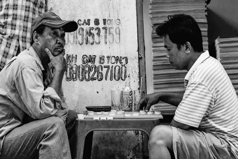 中国将棋を指す男